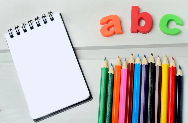 Cuaderno con lápices de colores —  Fotos de Stock