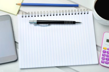 Boş defter ve kahve fincanı ile telefon