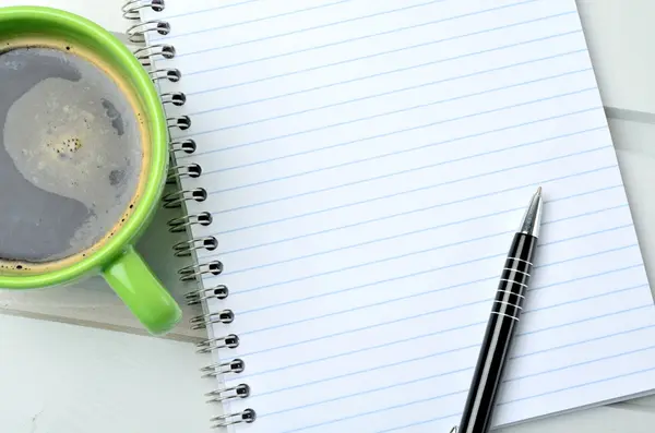 Kaffeetasse mit Notizbuch und Stift — Stockfoto