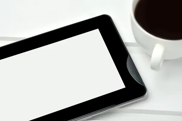 Tablet pc com xícara de café na mesa — Fotografia de Stock