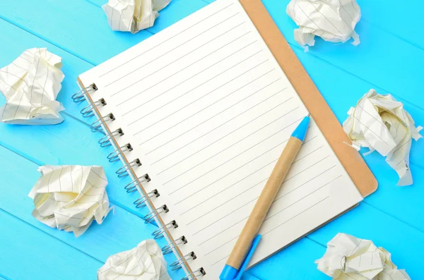Pusty notatnik i zmięty papier — Zdjęcie stockowe