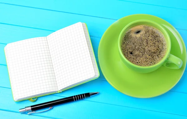 Notizbuch mit Tasse Kaffee auf dem Tisch — Stockfoto