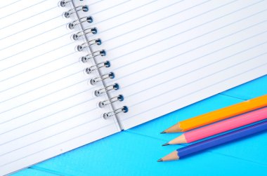 Boş defter kalem ile