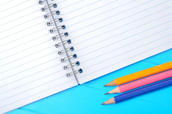 Boş defter kalem ile