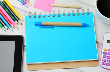 Defter tablet pc fincan kahve masada