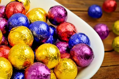 Beyaz renkli çikolata ile kase