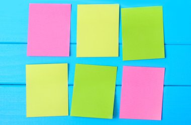 Altı boş renkli notlar