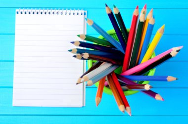 Defter ile birçok renkli kalemler