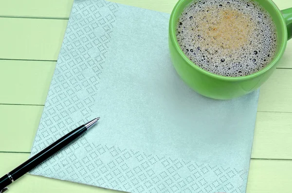 一杯のコーヒーと空のナプキン — ストック写真
