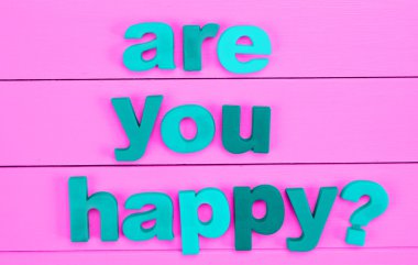 Soru pembe tablo üzerinde mutlu musun