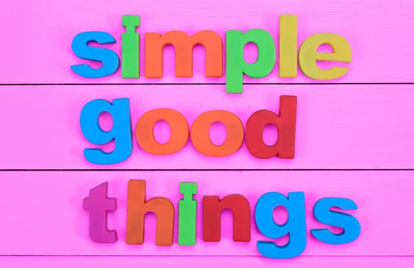 Palavras Simples Coisas boas na mesa rosa — Fotografia de Stock