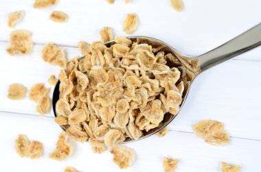 Gümüş kaşık yulaf gevreği