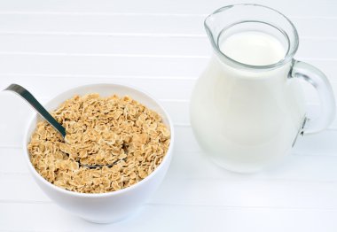 Yulaf ezmesi ve tablo üzerinde süt ile kase