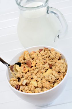 Beyaz kase ve süt lezzetli müsli