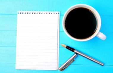 Defter ile dolma kalem ve kahve fincanı