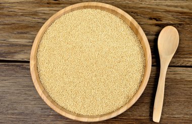 Masada bir bambu kasede solmayan çiçek tohumları