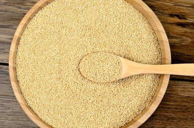 Masada bir bambu kasede sağlıklı solmayan çiçek tohumları