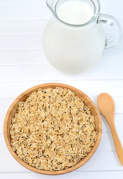 Oat flakes on bamboo bowl with milk — Stock Photo, Image