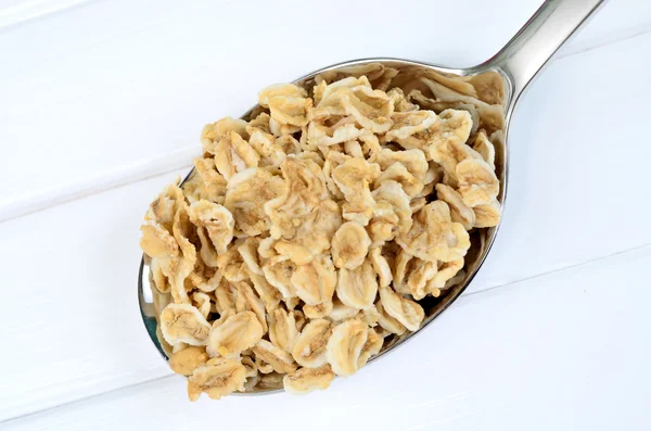 Oatmeal organik dalam sendok perak — Stok Foto