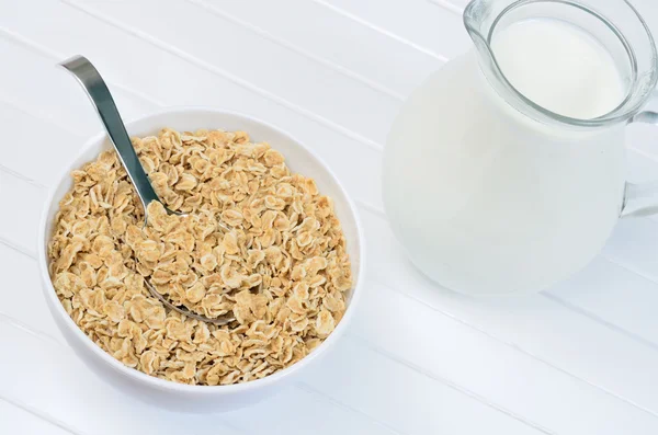 Farine d'avoine saine dans un bol blanc et pichet avec du lait — Photo