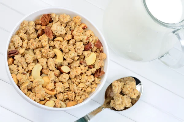 Muesli saudável em tigela com leite — Fotografia de Stock