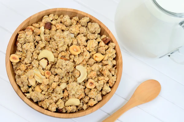 Delicioso muesli em uma tigela de bambu com leite — Fotografia de Stock