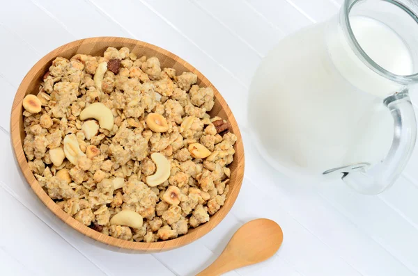 Muesli em uma tigela de bambu com leite — Fotografia de Stock