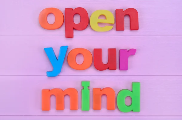 Palavras Abra sua mente na mesa rosa — Fotografia de Stock