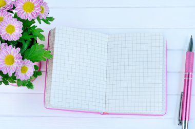 Defter ile kalem ve çiçekler 