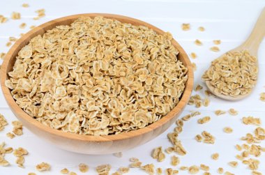 Bambu kase ve kaşık yulaf ezmesi