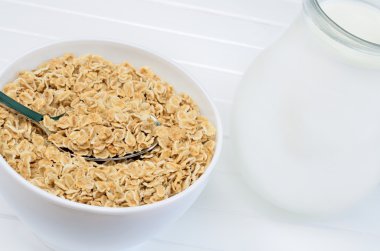 Beyaz kase ve sürahi Sütlü yulaf 