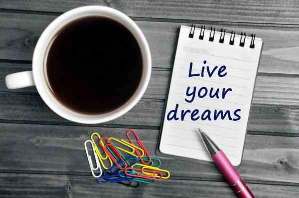 Viver seus sonhos palavras no caderno — Fotografia de Stock