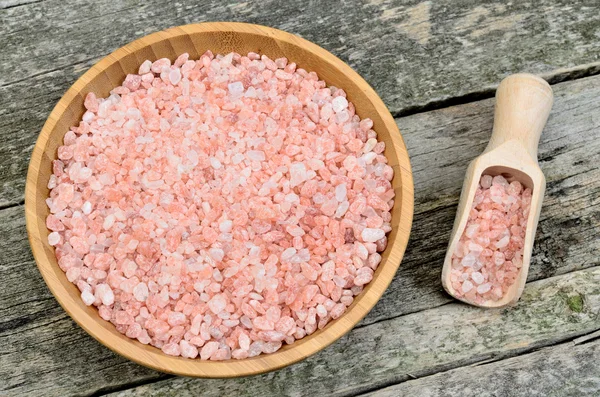 Rødt, himalayisk salt i bolle – stockfoto