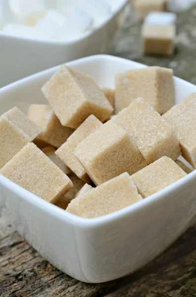 Cubos de azúcar en tazón — Foto de Stock