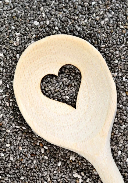 Semi di chia con cucchiaio di legno a forma di cuore — Foto Stock