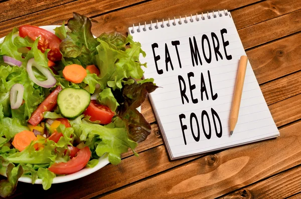 Las palabras Comer más comida real — Foto de Stock