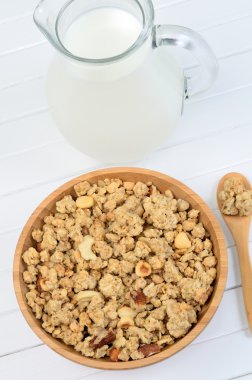 Müsli ve süt ile kase