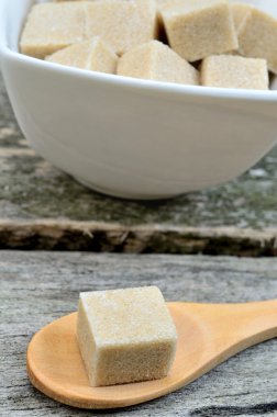Tahta kaşıkta kahverengi şeker küpleri