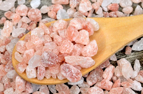Himalaya de sal rosa en cuchara de madera — Foto de Stock