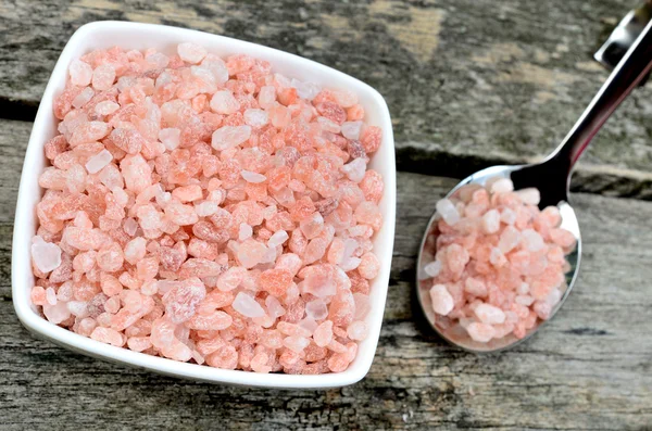 Garam merah muda dalam mangkuk keramik — Stok Foto