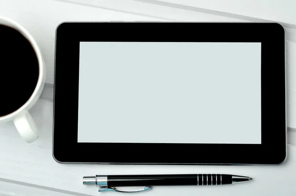 Цифровой планшет с чашкой кофе и ручкой — стоковое фото
