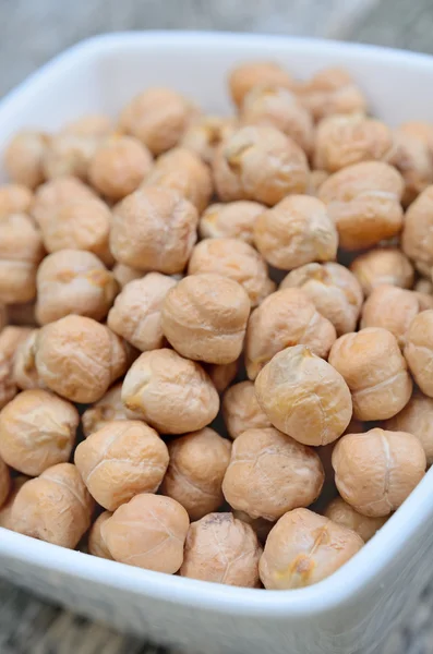 Pois chiches dans un bol blanc en céramique — Photo