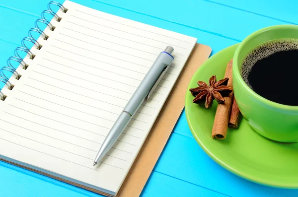 コーヒー カップとペンとメモ帳 — ストック写真