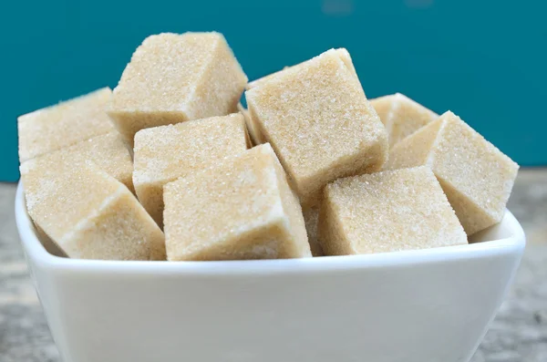 Cubos de azúcar en tazón — Foto de Stock