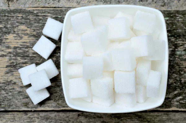 Witte suikerklontjes in keramische kom — Stockfoto