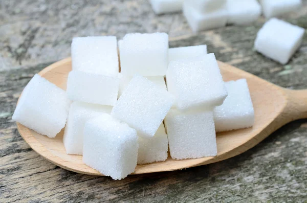 Кубики білого цукру в ложці — стокове фото