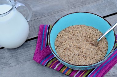 Kepek ve süt ile kase