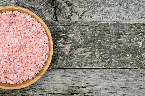 Mangkuk dengan garam merah muda — Stok Foto