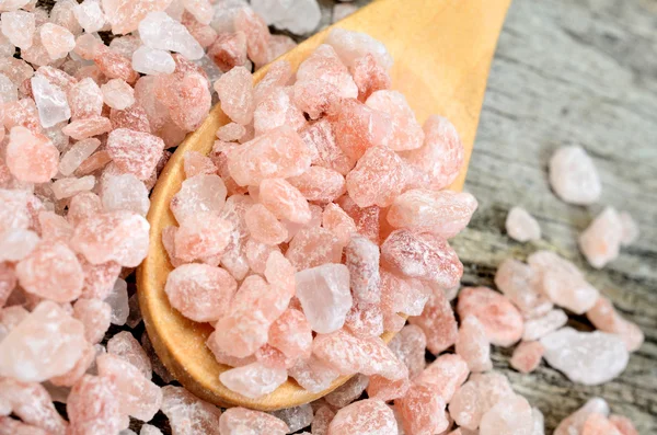 Sendok kayu dengan garam merah muda — Stok Foto