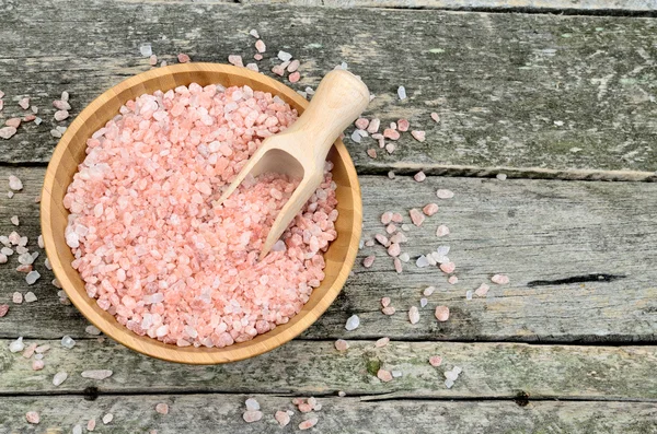 핑크 소금 대나무 그릇 — 스톡 사진